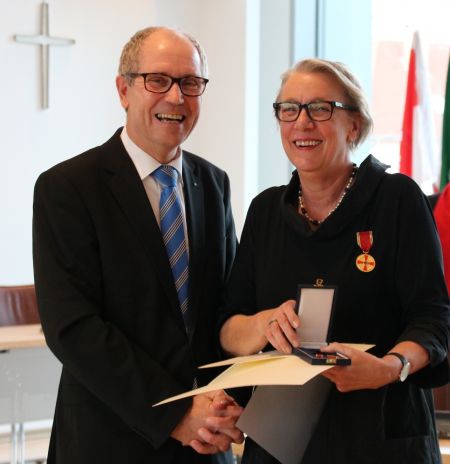 Pionierin für Paderborn Frauenhaus: Magdalene Arndt (rechts im Bild) erhielt aus den Händen von Landrat Manfred Müller die Verdienstmedaille der Bundesrepublik Deutschland Bildnachweis: Amt für Presse- und Öffentlichkeitsarbeit, Kreis Paderborn, Ulrike Sander